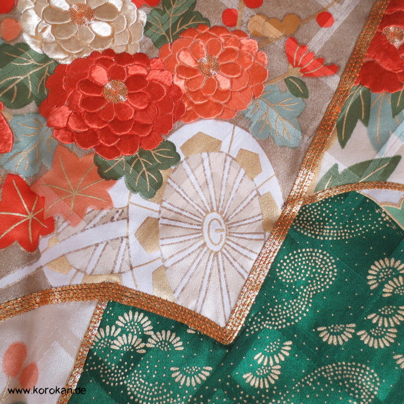 "2" Fächer und Kiku, Golddruck/ -stickerei Seidendamast Homongi Kimono