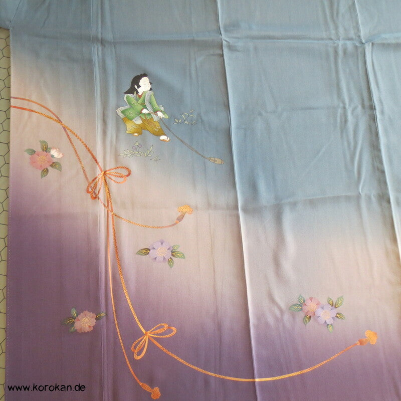 spielendes Kind mit Flechtbänder und Blüten Homongi Seidencrepe Kimono
