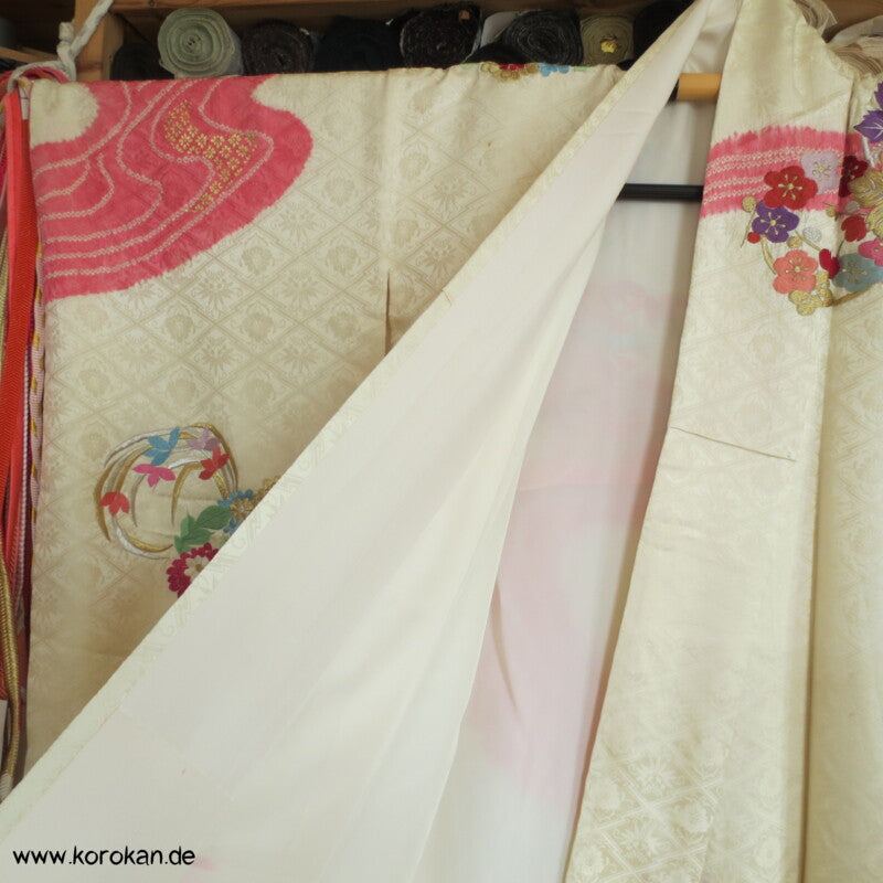 Stickereiblütenrondelle Furisode Diamantrauten Seidendamast Kimono, Shibori