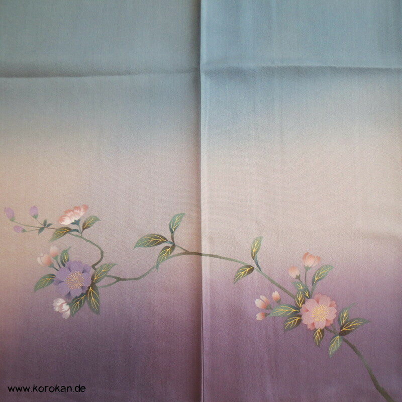 spielendes Kind mit Flechtbänder und Blüten Homongi Seidencrepe Kimono