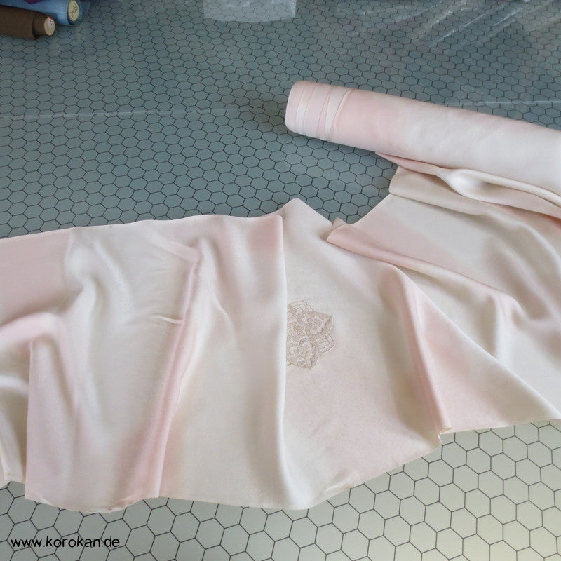 Sagara Knötchenstickerei auf Bokashi Seidencrepesatin Kimono Stoff