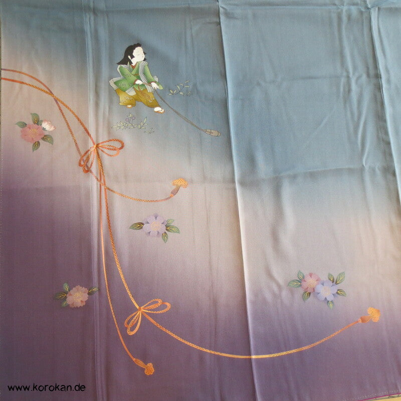 spielendes Kind mit Flechtbänder und Blüten Homongi Seidencrepe Kimono