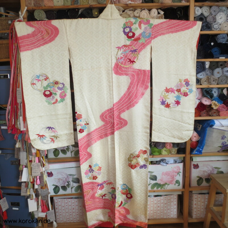 Stickereiblütenrondelle Furisode Diamantrauten Seidendamast Kimono, Shibori