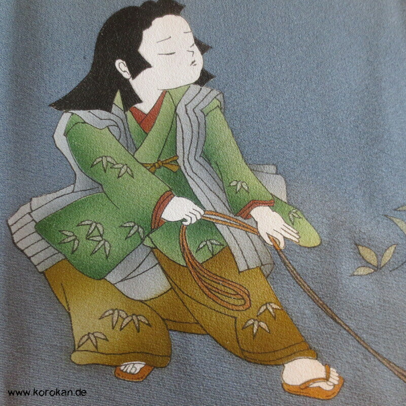 spielendes Kind mit Flechtbänder und Blüten Homongi Seidencrepe Kimono