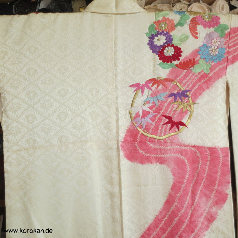 Stickereiblütenrondelle Furisode Diamantrauten Seidendamast Kimono, Shibori