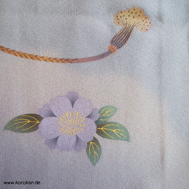 spielendes Kind mit Flechtbänder und Blüten Homongi Seidencrepe Kimono