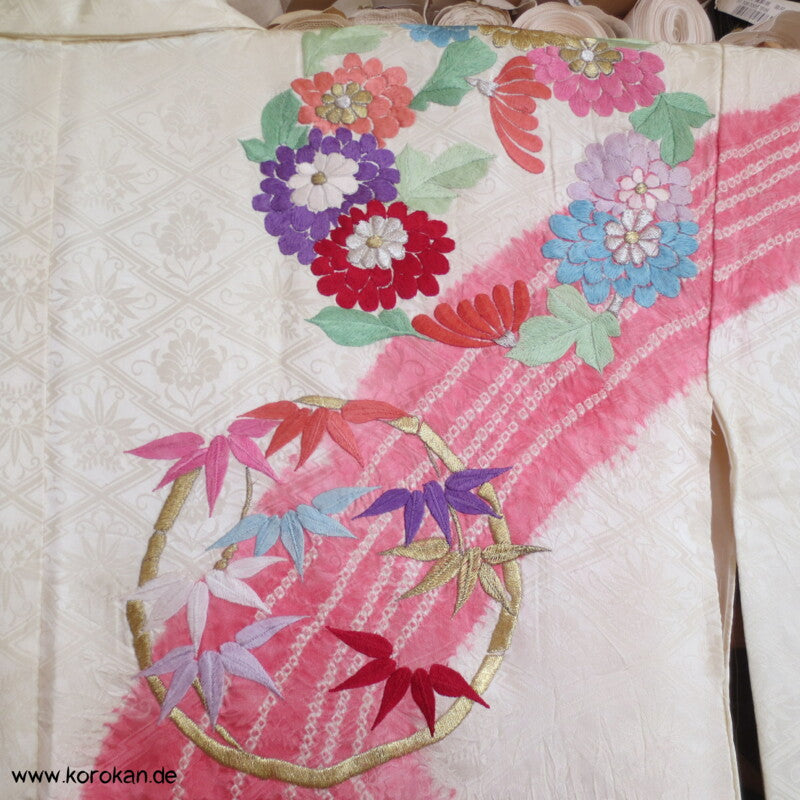 Stickereiblütenrondelle Furisode Diamantrauten Seidendamast Kimono, Shibori