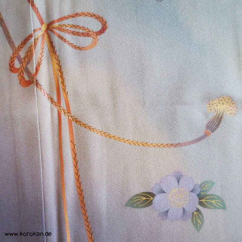 spielendes Kind mit Flechtbänder und Blüten Homongi Seidencrepe Kimono
