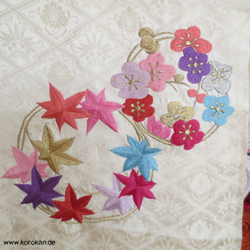 Stickereiblütenrondelle Furisode Diamantrauten Seidendamast Kimono, Shibori