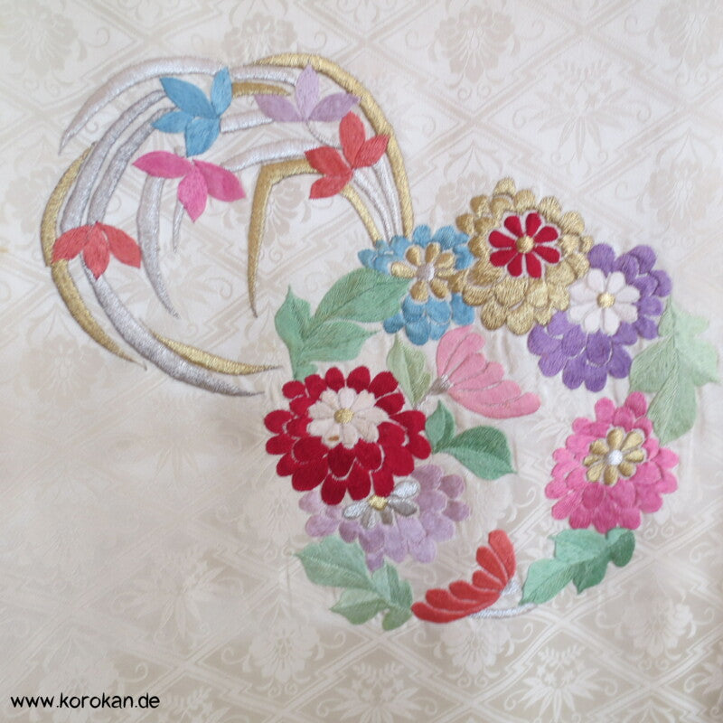Stickereiblütenrondelle Furisode Diamantrauten Seidendamast Kimono, Shibori