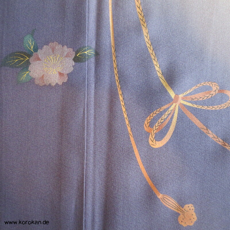 spielendes Kind mit Flechtbänder und Blüten Homongi Seidencrepe Kimono