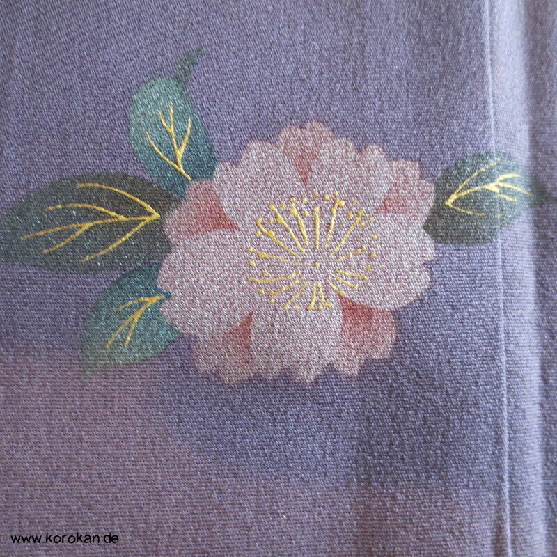 spielendes Kind mit Flechtbänder und Blüten Homongi Seidencrepe Kimono