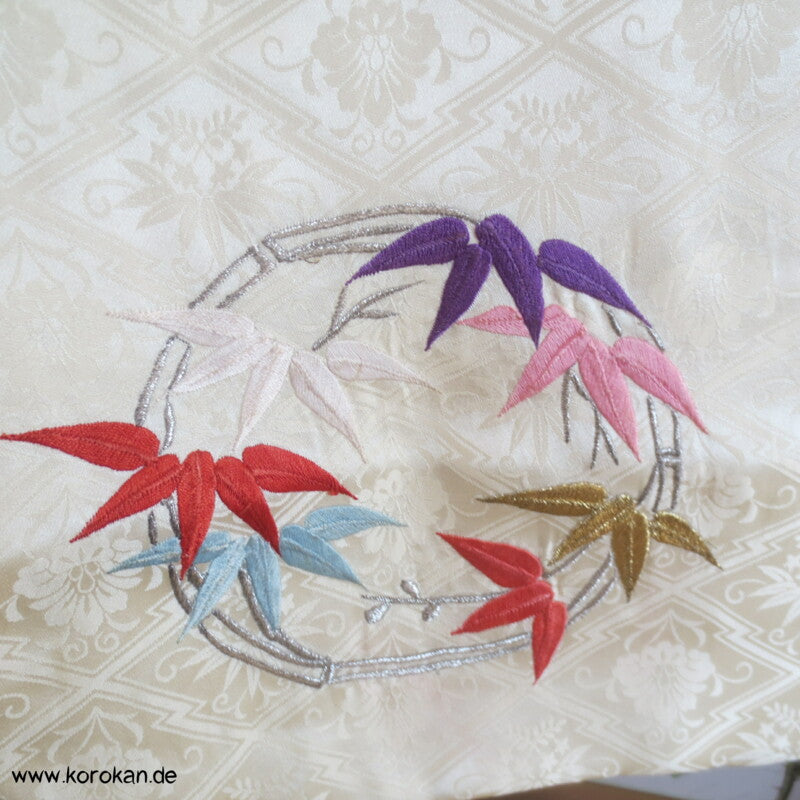 Stickereiblütenrondelle Furisode Diamantrauten Seidendamast Kimono, Shibori