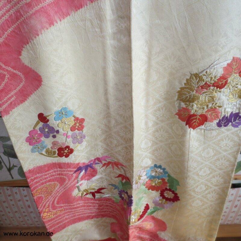 Stickereiblütenrondelle Furisode Diamantrauten Seidendamast Kimono, Shibori