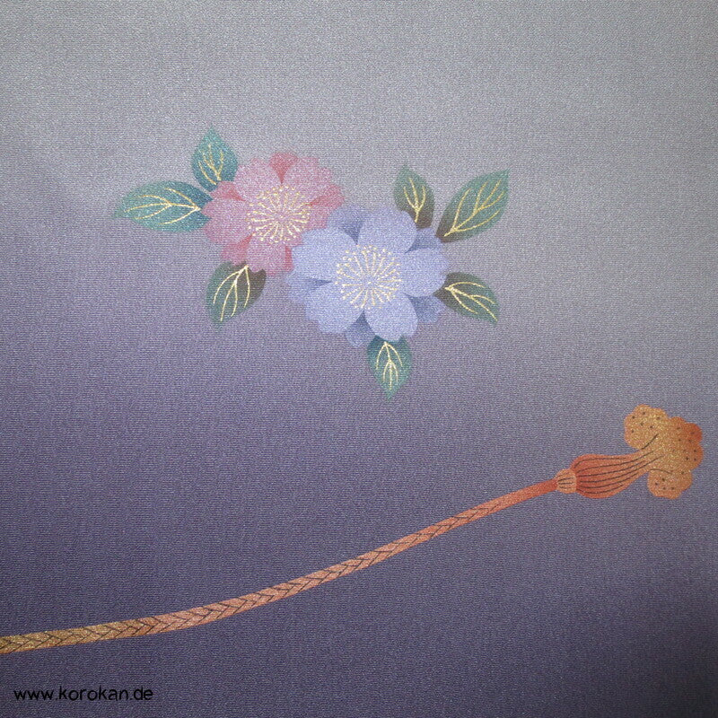 spielendes Kind mit Flechtbänder und Blüten Homongi Seidencrepe Kimono