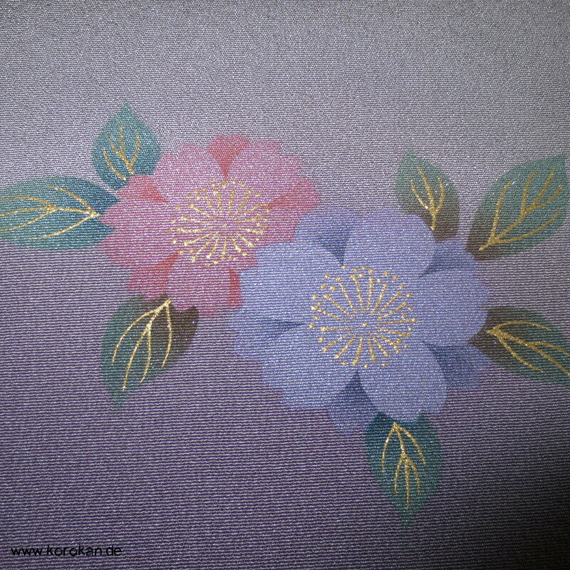 spielendes Kind mit Flechtbänder und Blüten Homongi Seidencrepe Kimono