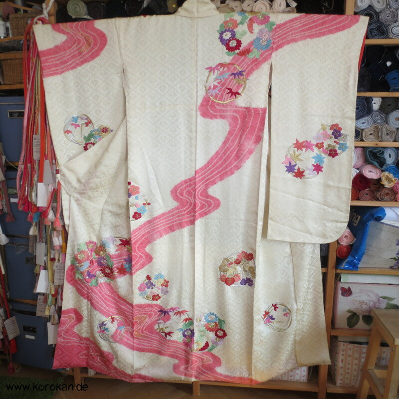 Stickereiblütenrondelle Furisode Diamantrauten Seidendamast Kimono, Shibori