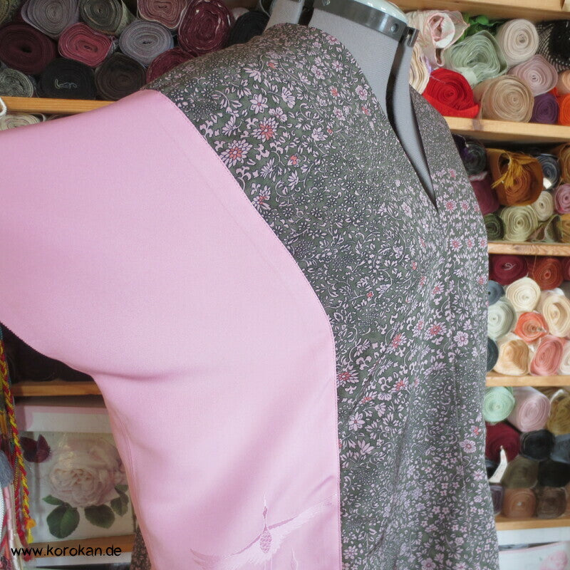 Upcycling Seidenshirt aus Kimonostoffresten, rosa Kranichdamast und Millefleur Crepe