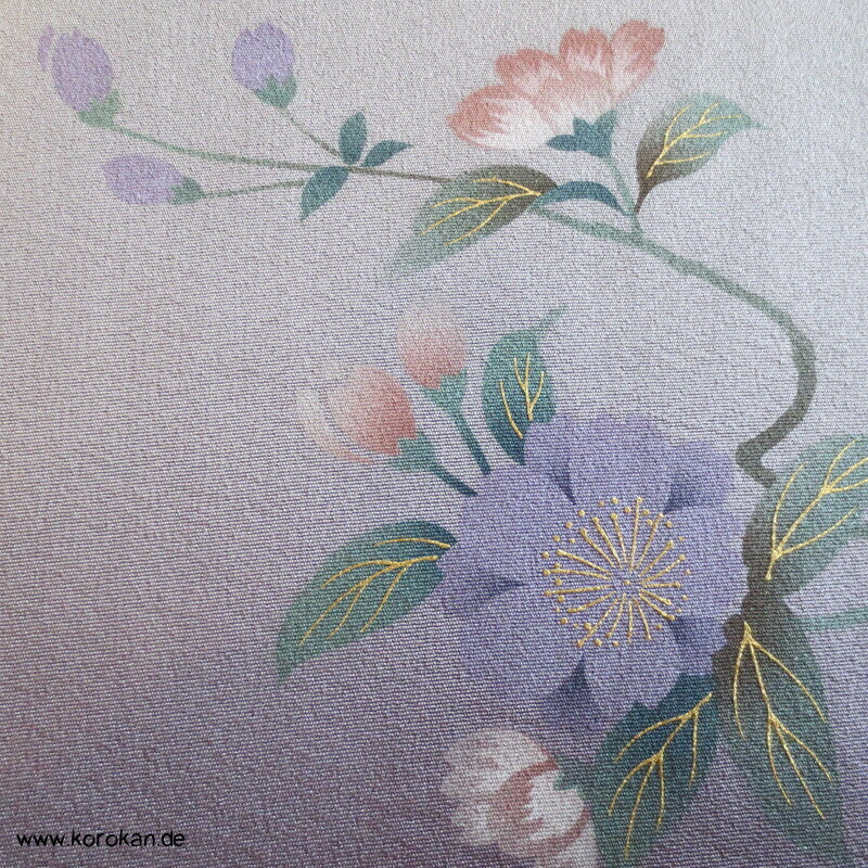 spielendes Kind mit Flechtbänder und Blüten Homongi Seidencrepe Kimono