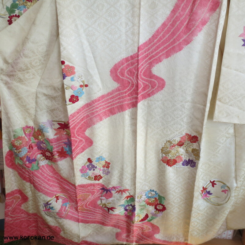 Stickereiblütenrondelle Furisode Diamantrauten Seidendamast Kimono, Shibori