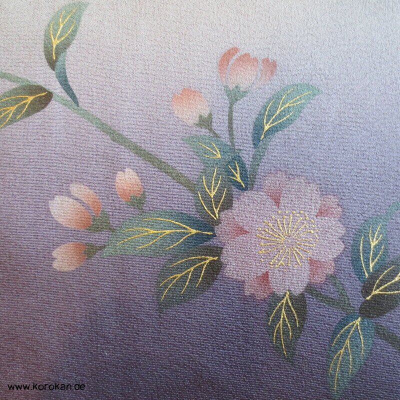 spielendes Kind mit Flechtbänder und Blüten Homongi Seidencrepe Kimono