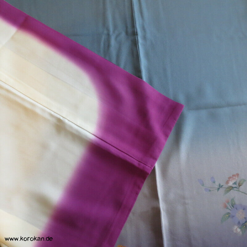 spielendes Kind mit Flechtbänder und Blüten Homongi Seidencrepe Kimono