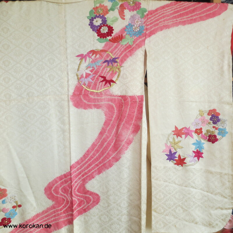 Stickereiblütenrondelle Furisode Diamantrauten Seidendamast Kimono, Shibori