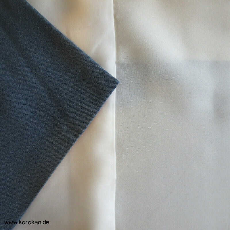 spielendes Kind mit Flechtbänder und Blüten Homongi Seidencrepe Kimono
