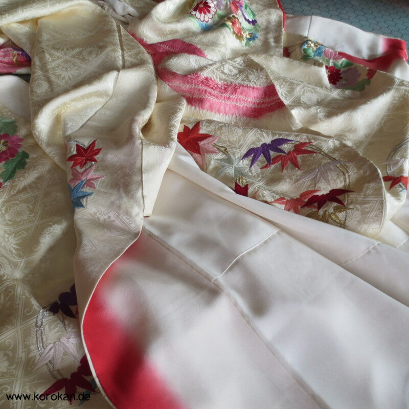 Stickereiblütenrondelle Furisode Diamantrauten Seidendamast Kimono, Shibori