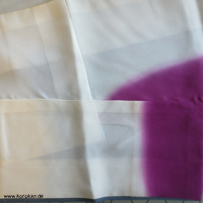 spielendes Kind mit Flechtbänder und Blüten Homongi Seidencrepe Kimono