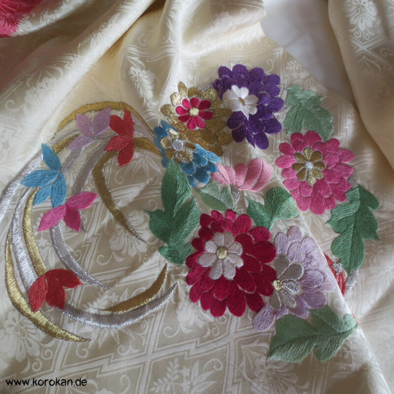 Stickereiblütenrondelle Furisode Diamantrauten Seidendamast Kimono, Shibori