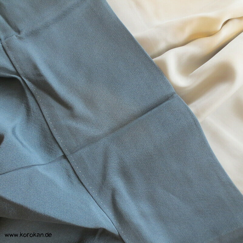 spielendes Kind mit Flechtbänder und Blüten Homongi Seidencrepe Kimono