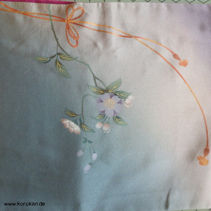 spielendes Kind mit Flechtbänder und Blüten Homongi Seidencrepe Kimono