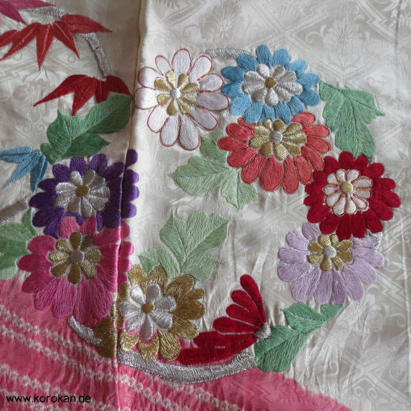 Stickereiblütenrondelle Furisode Diamantrauten Seidendamast Kimono, Shibori