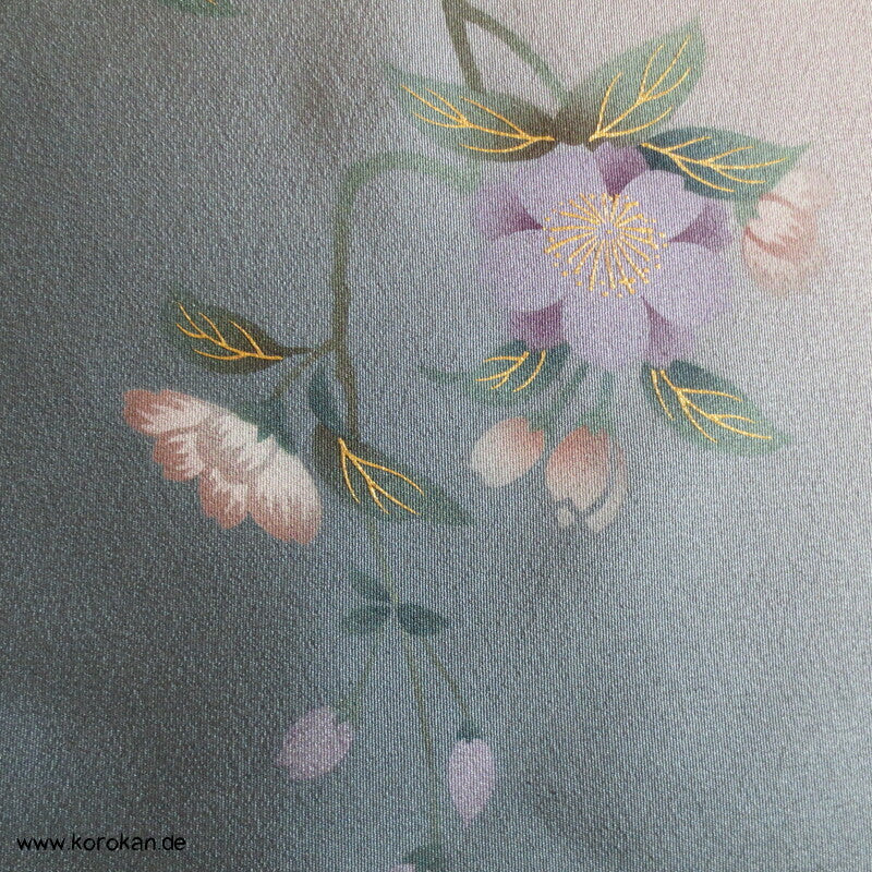 spielendes Kind mit Flechtbänder und Blüten Homongi Seidencrepe Kimono