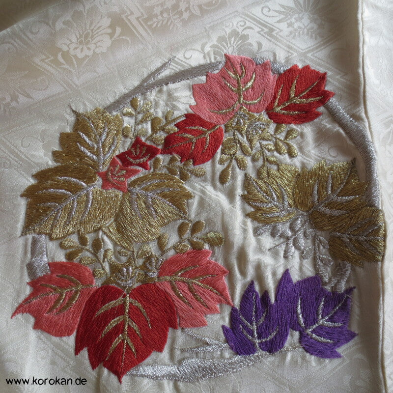 Stickereiblütenrondelle Furisode Diamantrauten Seidendamast Kimono, Shibori
