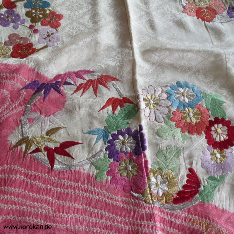Stickereiblütenrondelle Furisode Diamantrauten Seidendamast Kimono, Shibori