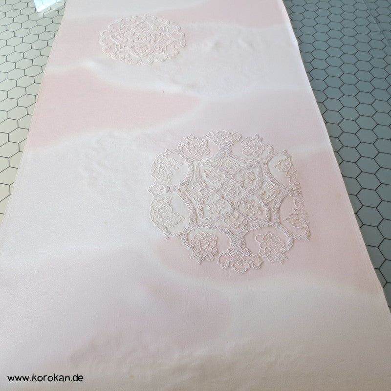 Sagara Knötchenstickerei auf Bokashi Seidencrepesatin Kimono Stoff
