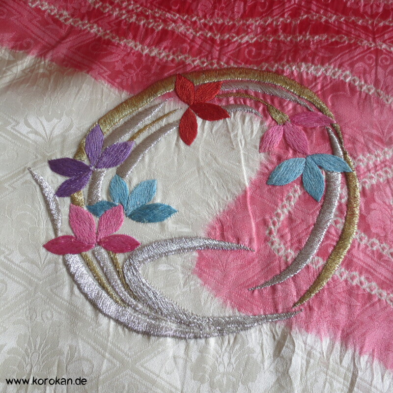 Stickereiblütenrondelle Furisode Diamantrauten Seidendamast Kimono, Shibori