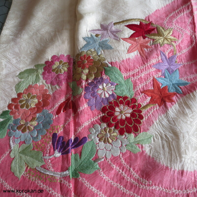 Stickereiblütenrondelle Furisode Diamantrauten Seidendamast Kimono, Shibori