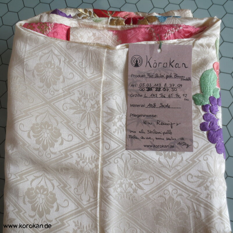 Stickereiblütenrondelle Furisode Diamantrauten Seidendamast Kimono, Shibori