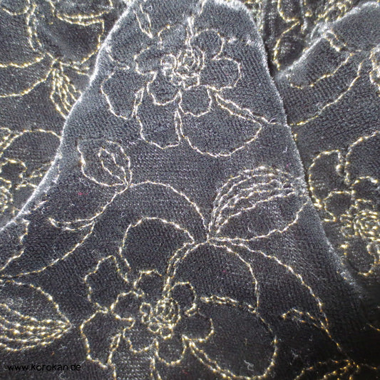 japanischer Samtpompadour mit goldener Stickerei und Innenleben