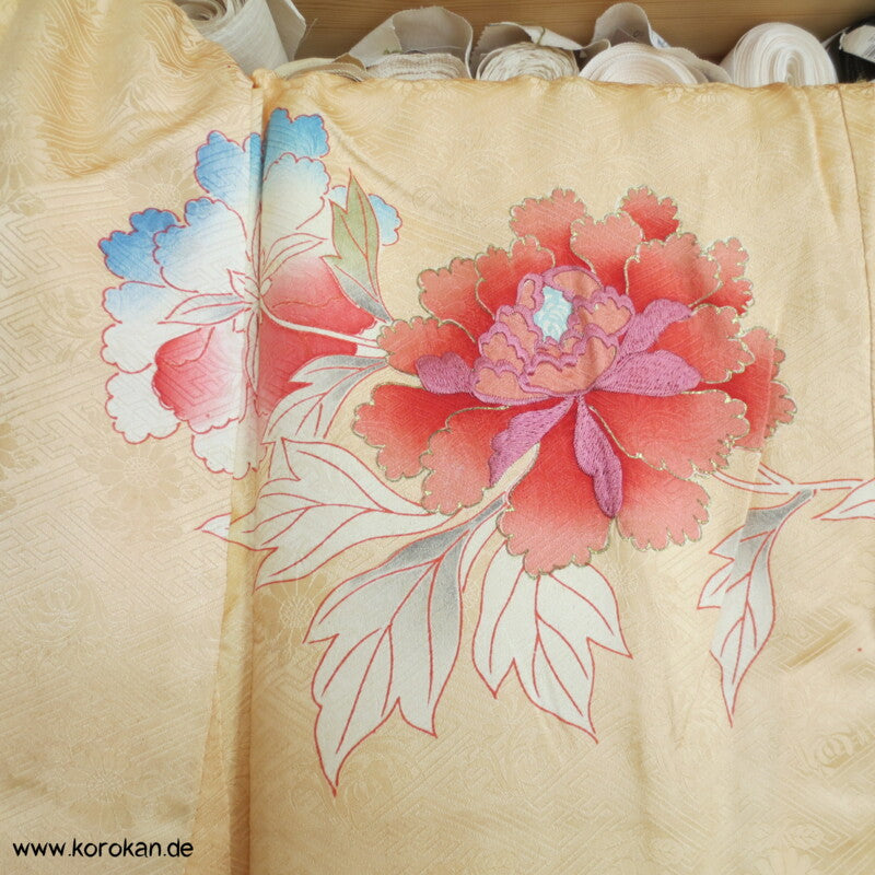 große Päonien, teilbestickter Furisode Seidendamast Kimono