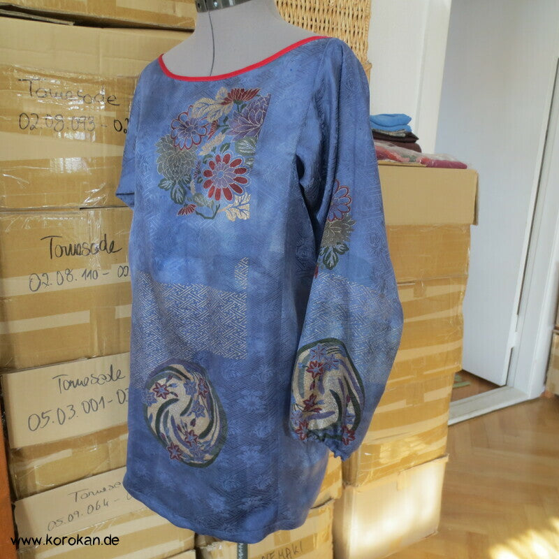 Upcycling Weihnachts Shirtbluse aus überfärbter Furisode Kimono Damast Seide, Gr. M