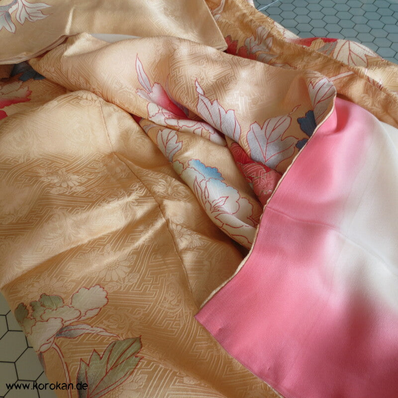 große Päonien, teilbestickter Furisode Seidendamast Kimono