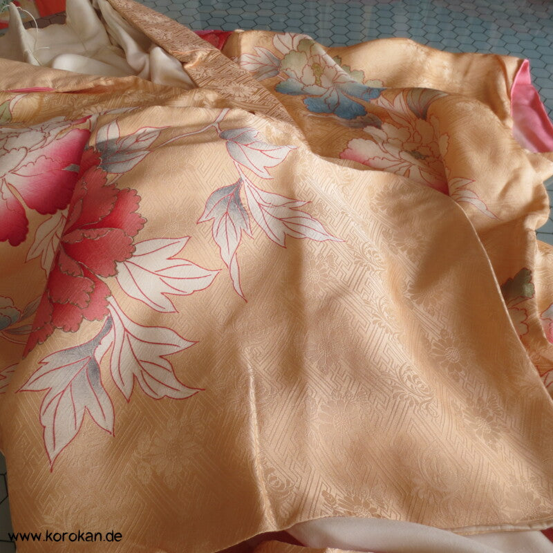 große Päonien, teilbestickter Furisode Seidendamast Kimono