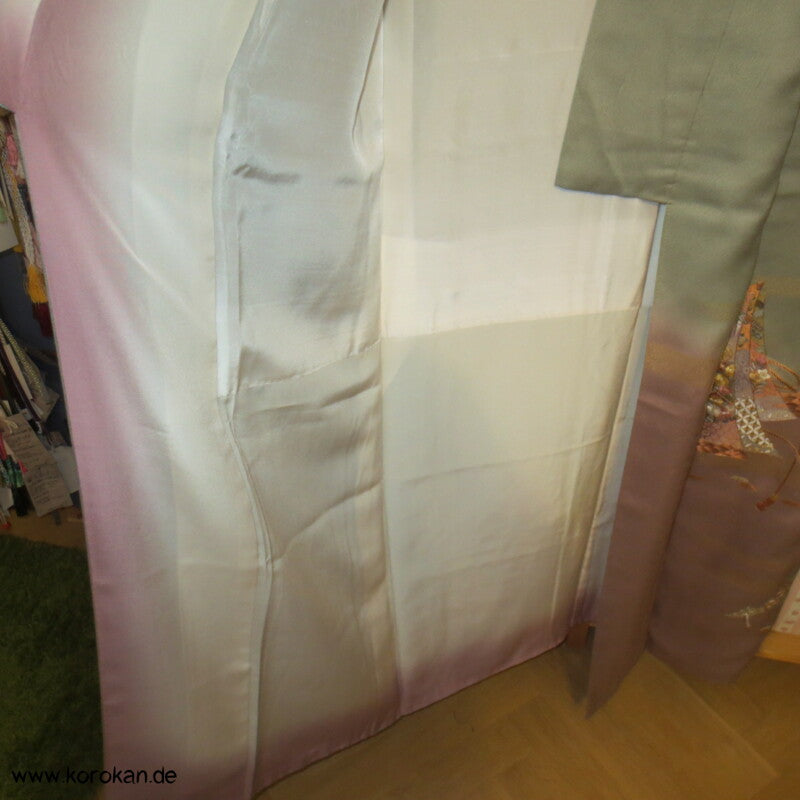 Farbverlauf und Tanzaku Stickereien Homongi Seidendamast Kimono