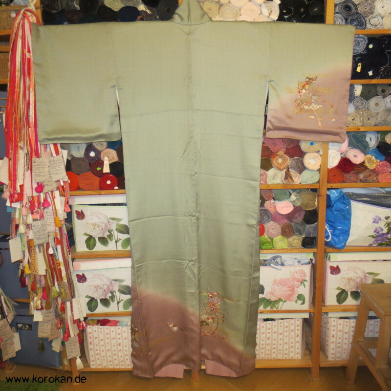 Farbverlauf und Tanzaku Stickereien Homongi Seidendamast Kimono