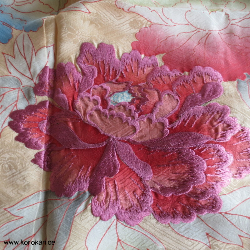 große Päonien, teilbestickter Furisode Seidendamast Kimono