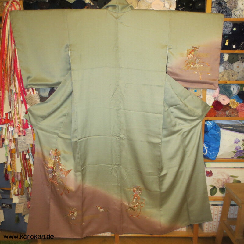 Farbverlauf und Tanzaku Stickereien Homongi Seidendamast Kimono